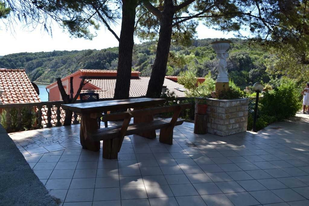 Apartments Zala Matusan Supetarska Draga Bagian luar foto